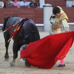 Natural de Javier Castaño al importante segundo toro de Miura, lidiado ayer en Las Ventas