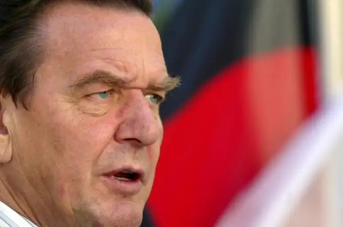Polémica por la presencia de Schröder y la ultraderecha alemana en la embajada rusa en el Día de la Victoria