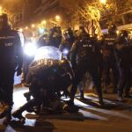 Policías antidisturbios intervienen en la Plaza de Colón después de que grupos radicales comenzaran a arrojar botellas, piedras y petardos