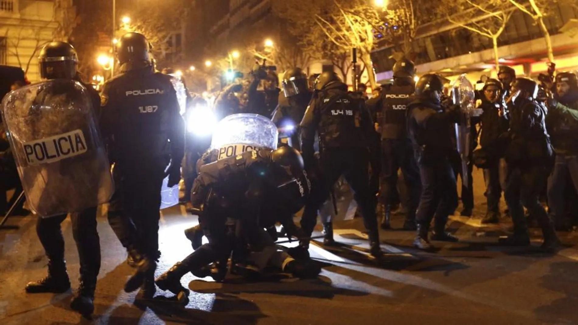Policías antidisturbios intervienen en la Plaza de Colón después de que grupos radicales comenzaran a arrojar botellas, piedras y petardos
