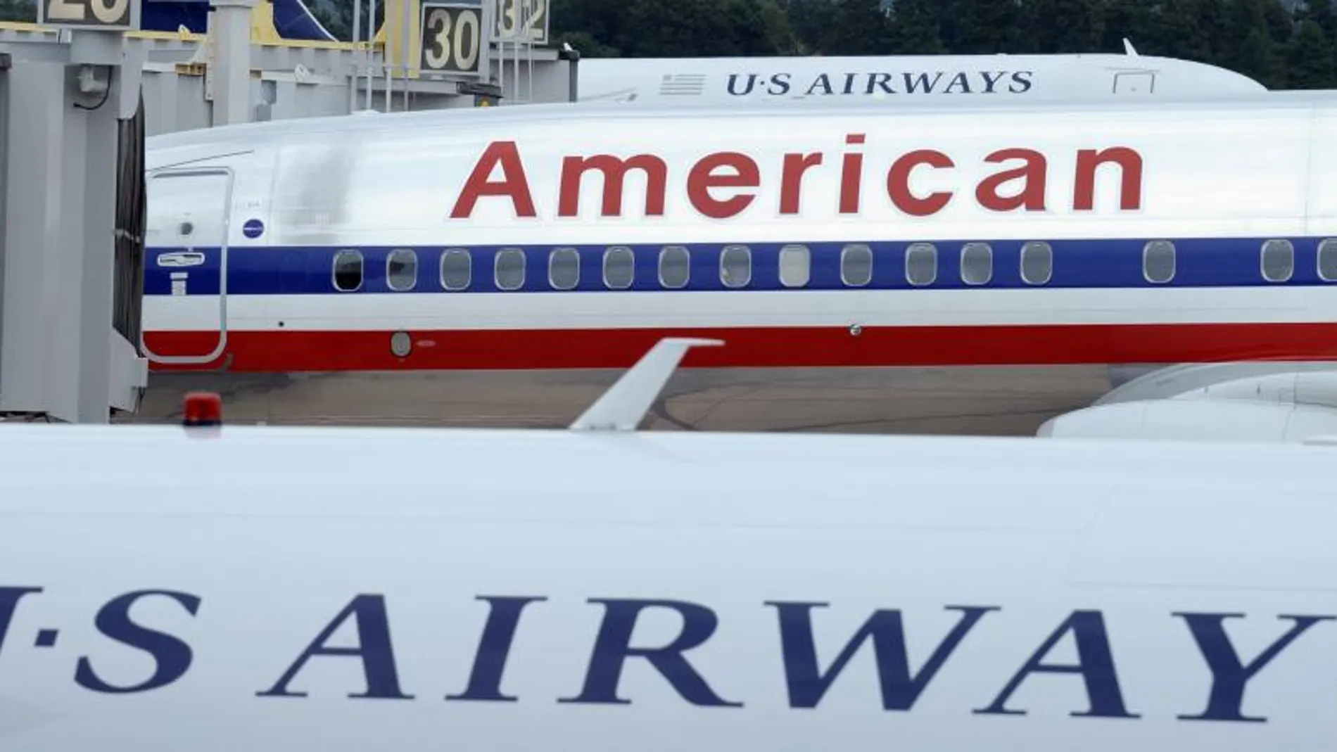 Imagen de dos avines de las compañías American Airlines y US Airways