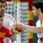 El lateral de la selección española Viran Morros defiende ante el lanzamiento de Kopljar (con el balón) de Croacia