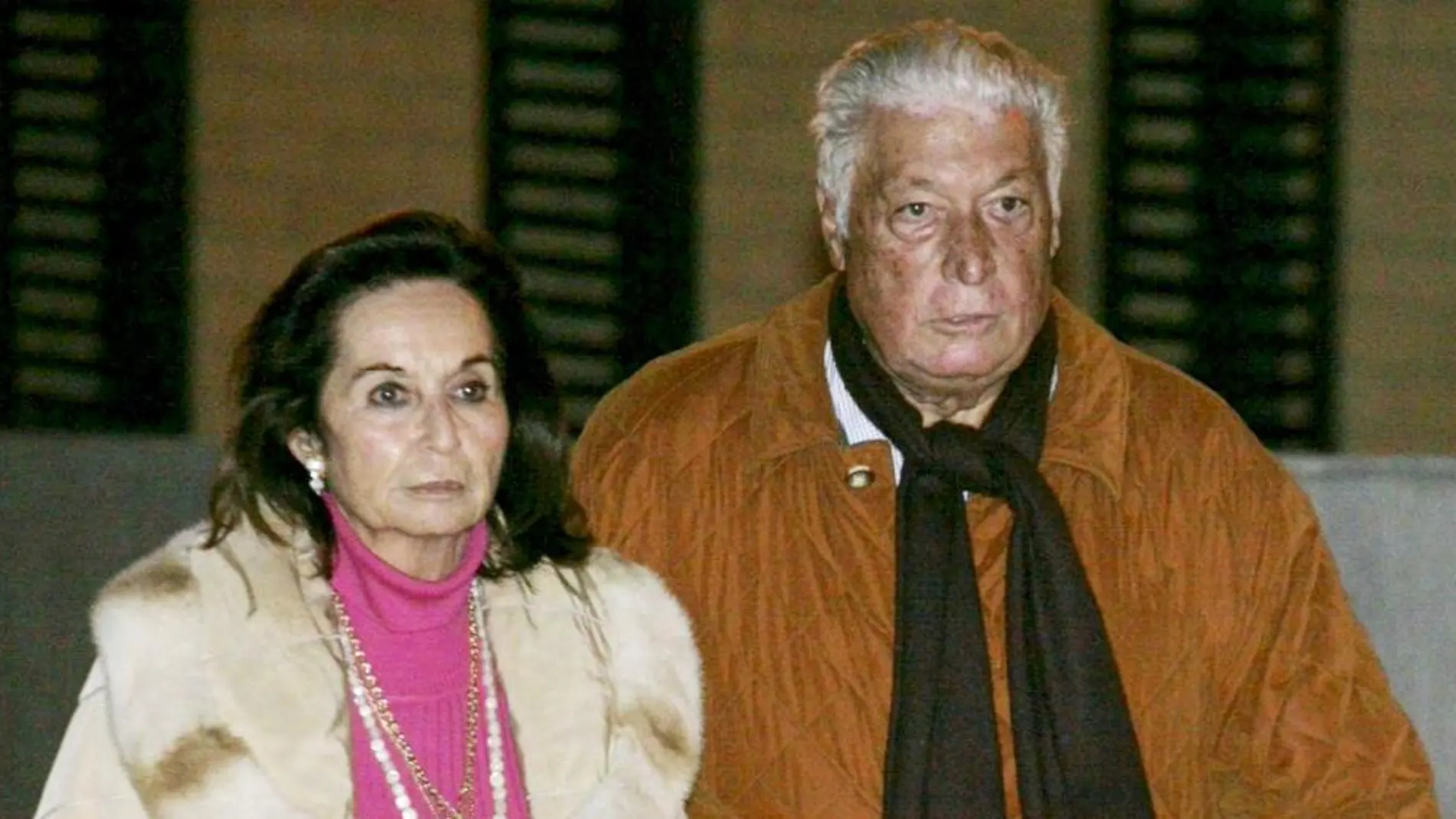 El ex alto cargo de la Generalitat en la etapa de CiU, Maciá Alavedra, junto a su mujer, a su salida del centro penitenciario Brians 2.