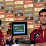 Xavi e Iker, durante una comparecencia con la Selección