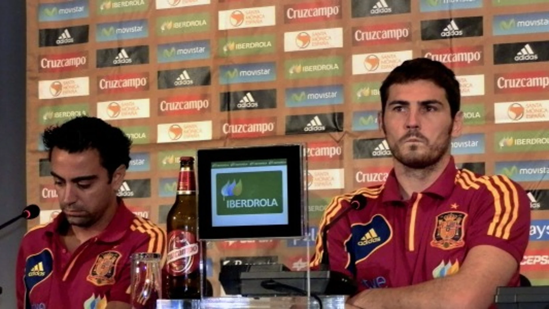 Xavi e Iker, durante una comparecencia con la Selección