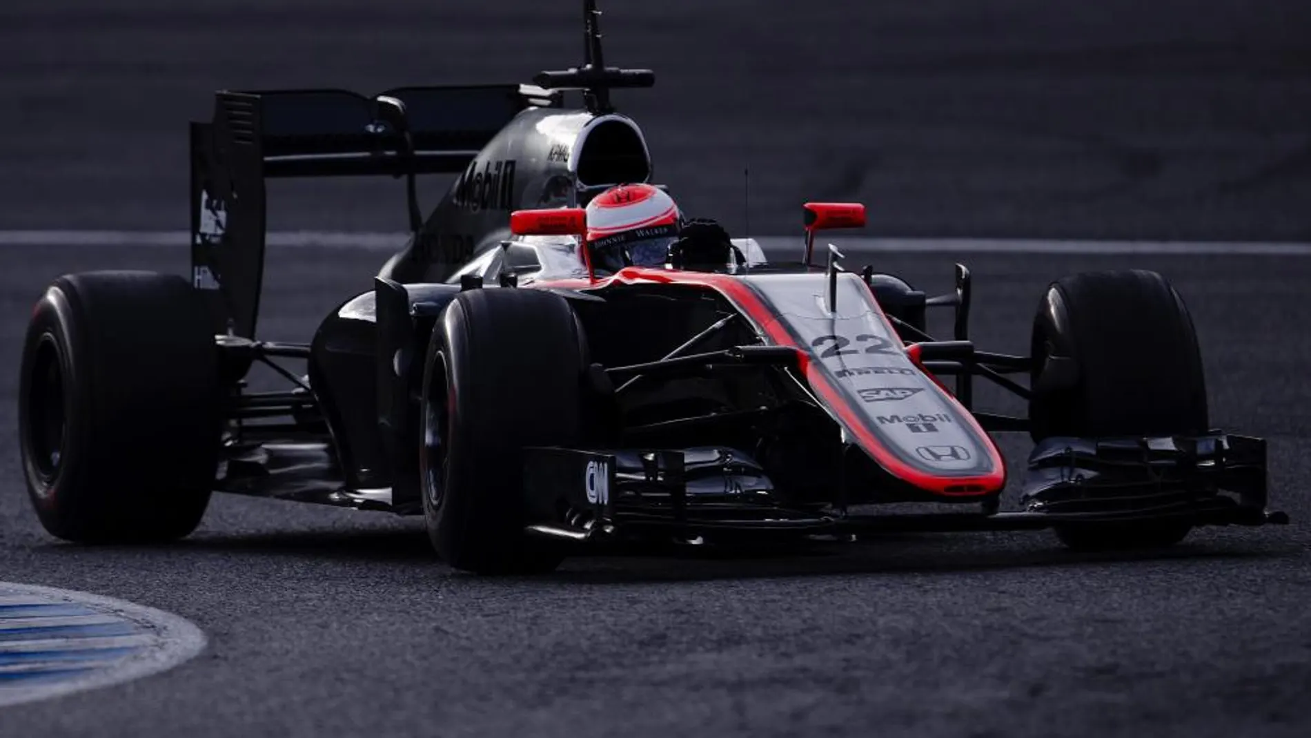 El piloto de McLaren-Honda y compañero de equipo del español Fernando Alonso, el británico Jenson Button, con su monoplaza el MP-430