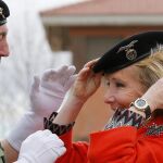 La presidenta del PP de Madrid, Esperanza Aguirre, recibe la distinción de "Paracaidista de Honor"de manos del general de la Brigada Paracaidista Juan Cifuentes Álvarez