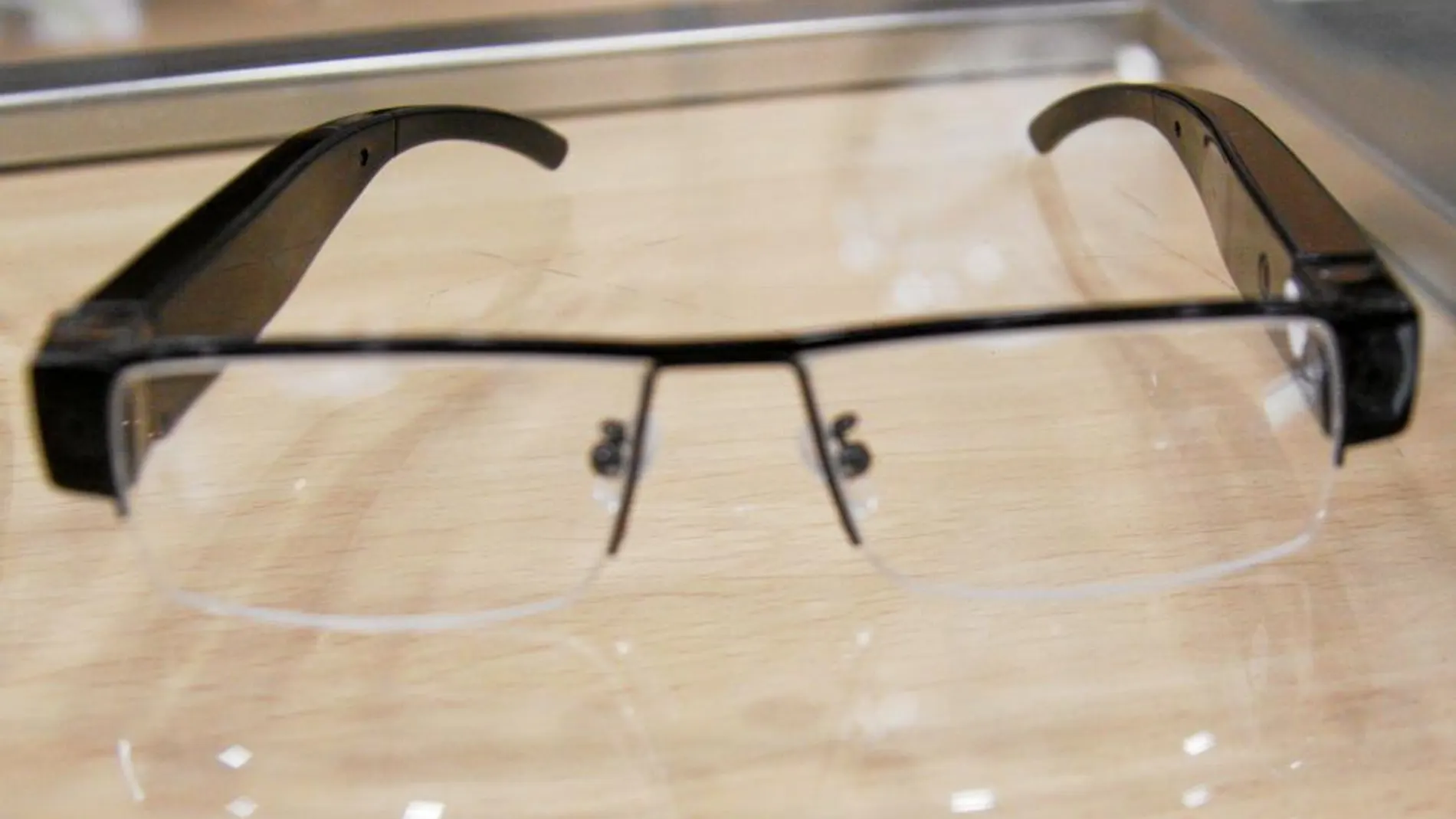 Unas gafas espía con cámara oculta, la opción más factible para