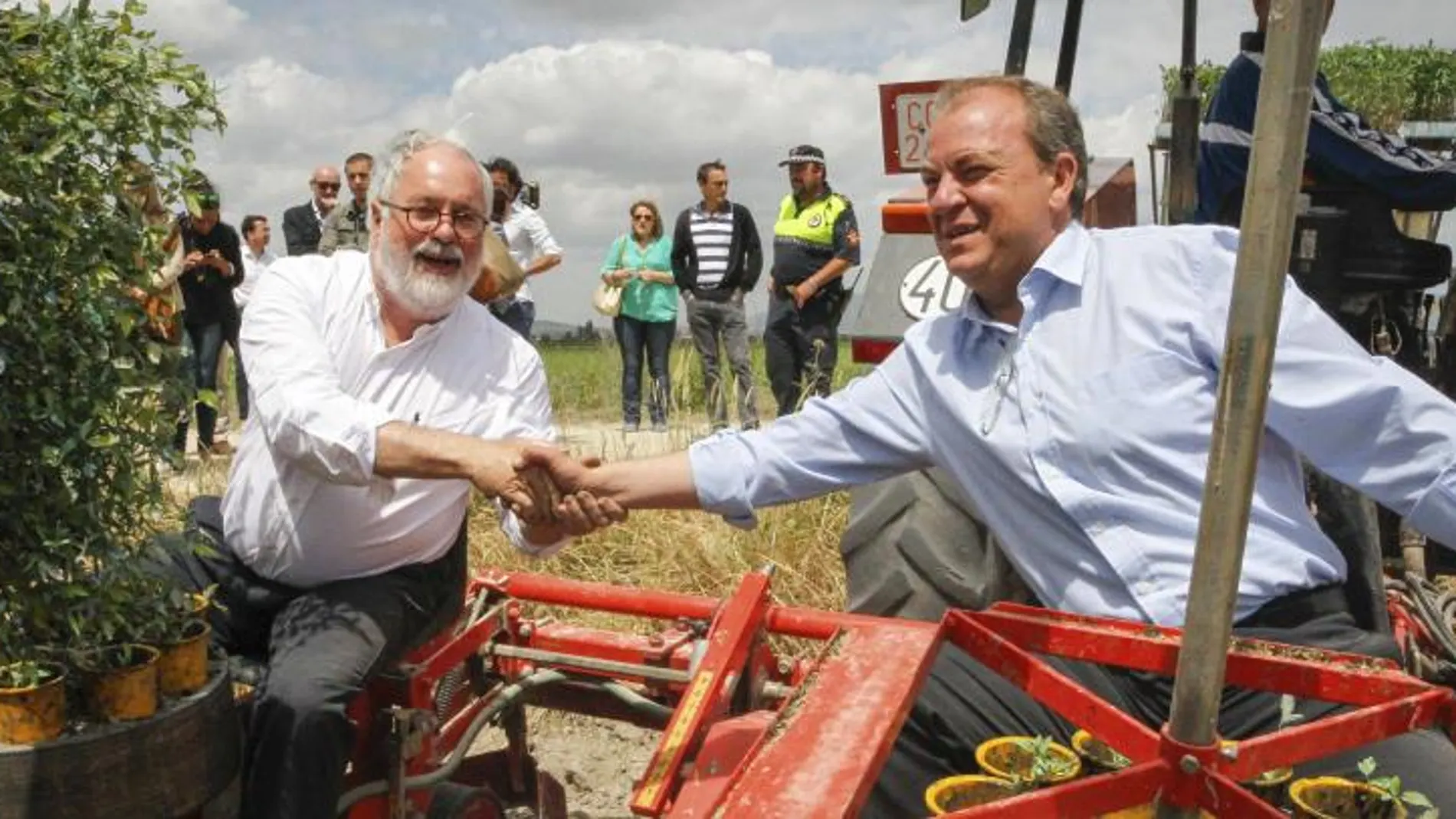 Miguel Arias Cañete junto al presidente de los populares extremeños, José Antonio Monago, durante la visita que ha realizado a una plantación de tomates en la localidad cacereña de Alonso de Ojeda