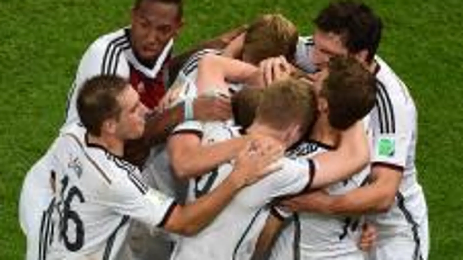Los jugadores alemanes celebran su victoria.