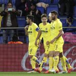 El delantero argentino del Villarreal Vietto (2-i) celebra junto a sus compañeros tras marcar ante el Eibar.