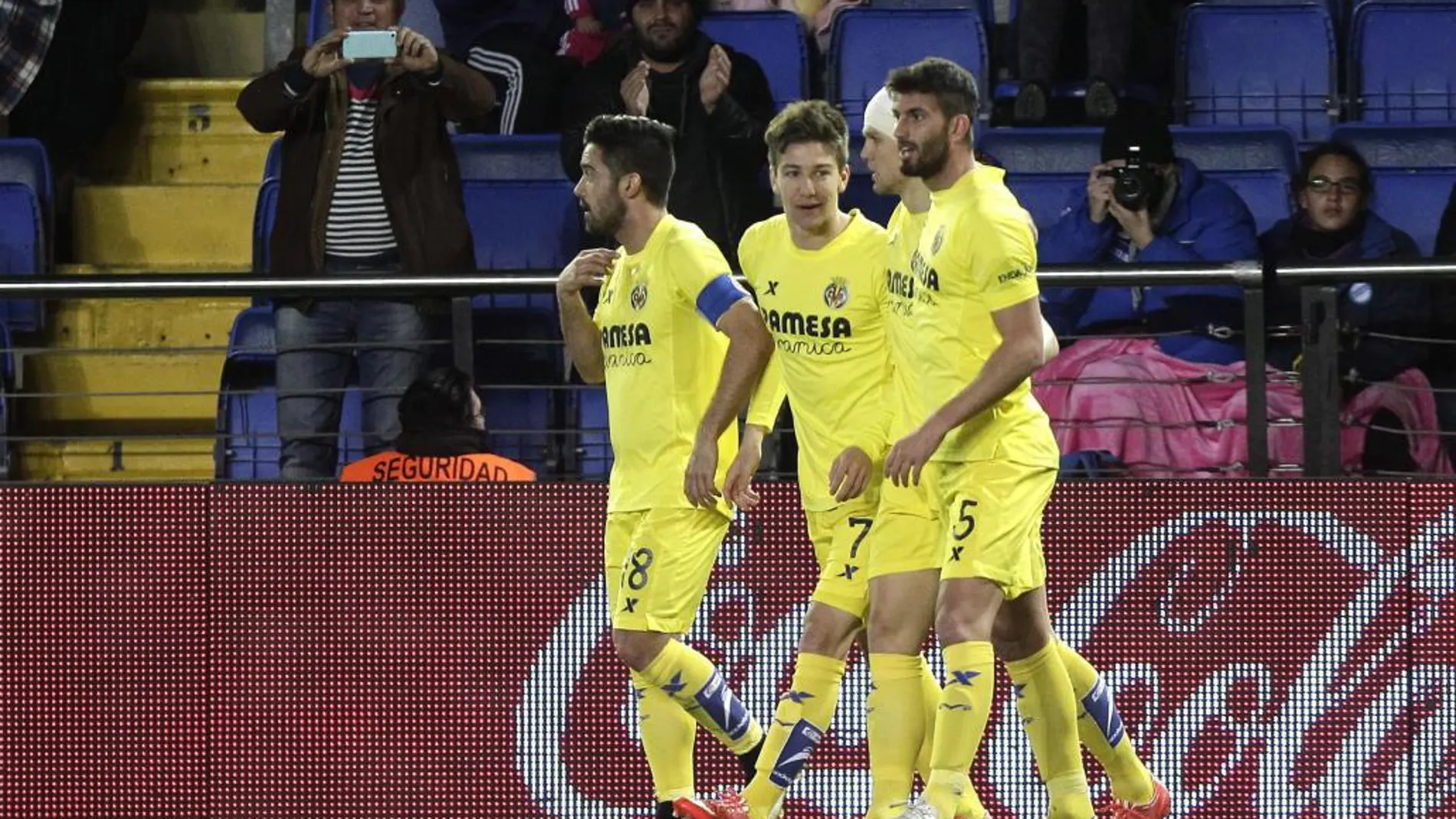 El delantero argentino del Villarreal Vietto (2-i) celebra junto a sus compañeros tras marcar ante el Eibar.