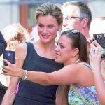 La Reina se hace una foto con gente que se acercó a saludarla el pasado viernes en Málaga.