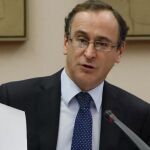 El ministro de Sanidad, Servicios Sociales e Igualdad, Alfonso Alonso, durante su comparecencia