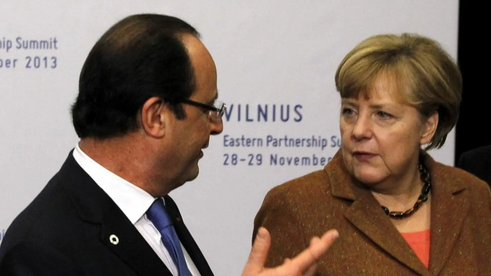 La canciller alemana, Angela Merkel, conversa con el presidente francés, François Hollande, al inicio de la cumbre de Vilna