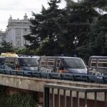 Furgones policiales en las inmediaciones del Palacio Real de Madrid