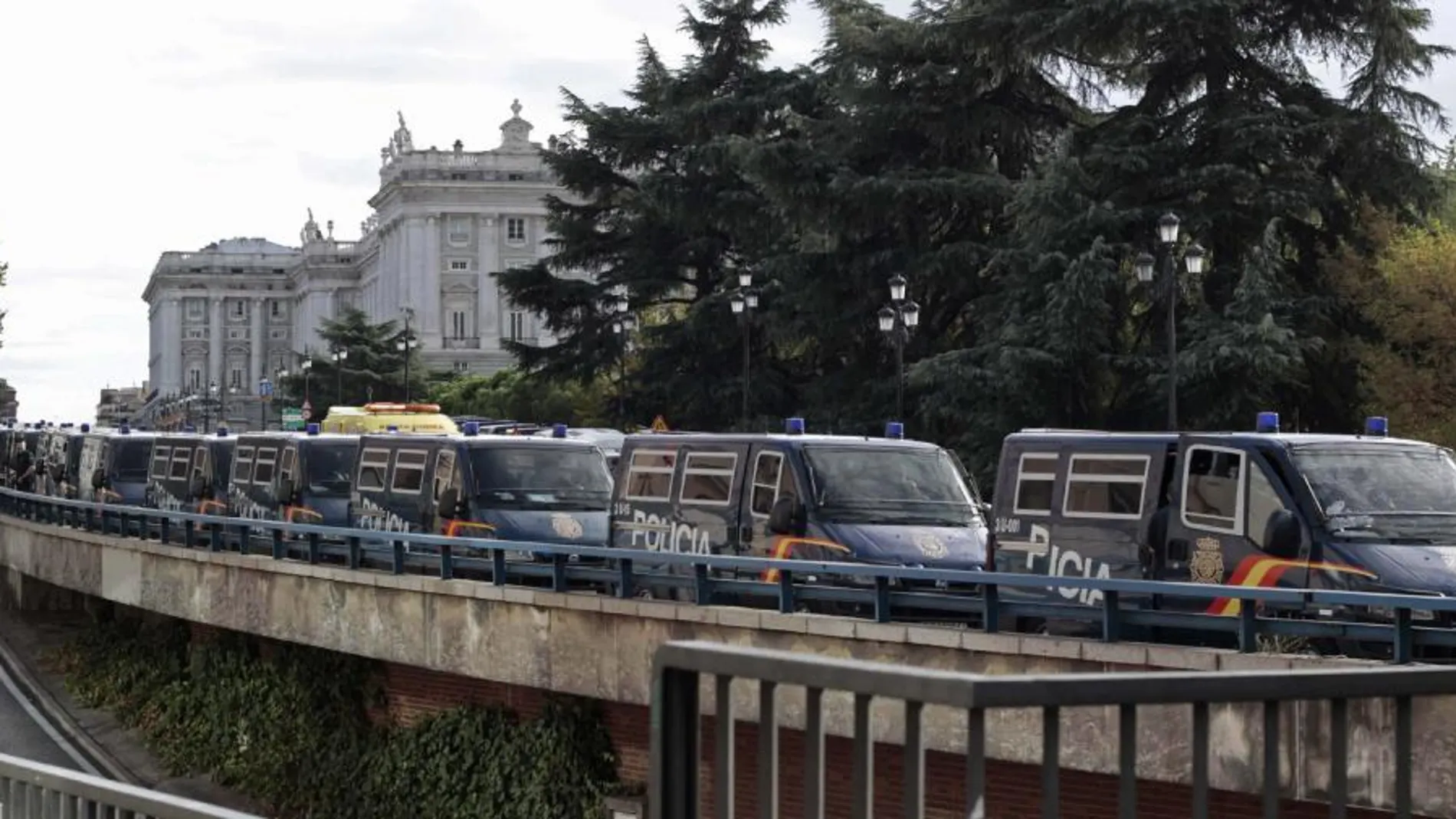 Furgones policiales en las inmediaciones del Palacio Real de Madrid