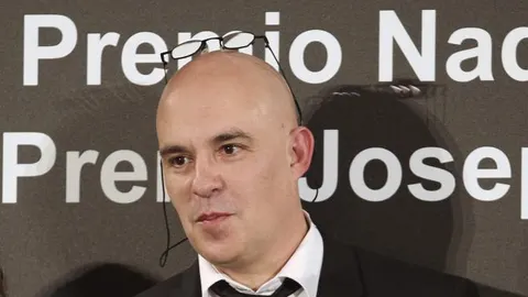 El escritor, archivero y arqueólogo andorrano Albert Villaró posa con el 46 Premio Josep Pla de prosa en catalán