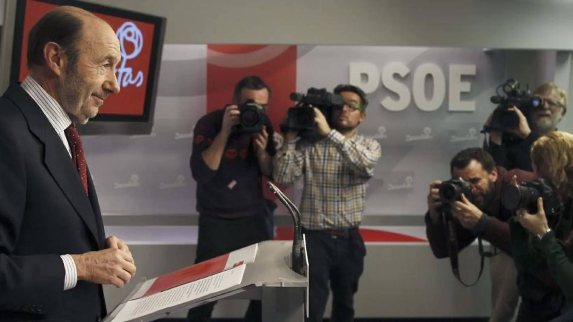 El secretario general del PSOE, Alfredo Pérez Rubalcaba, durante la rueda de prensa que ofreció hoy en Madrid