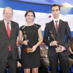Miguel Villa y Sara Moreno, ganadores del galardón el pasado año, junto a José Manuel Blecua, director de la RAE