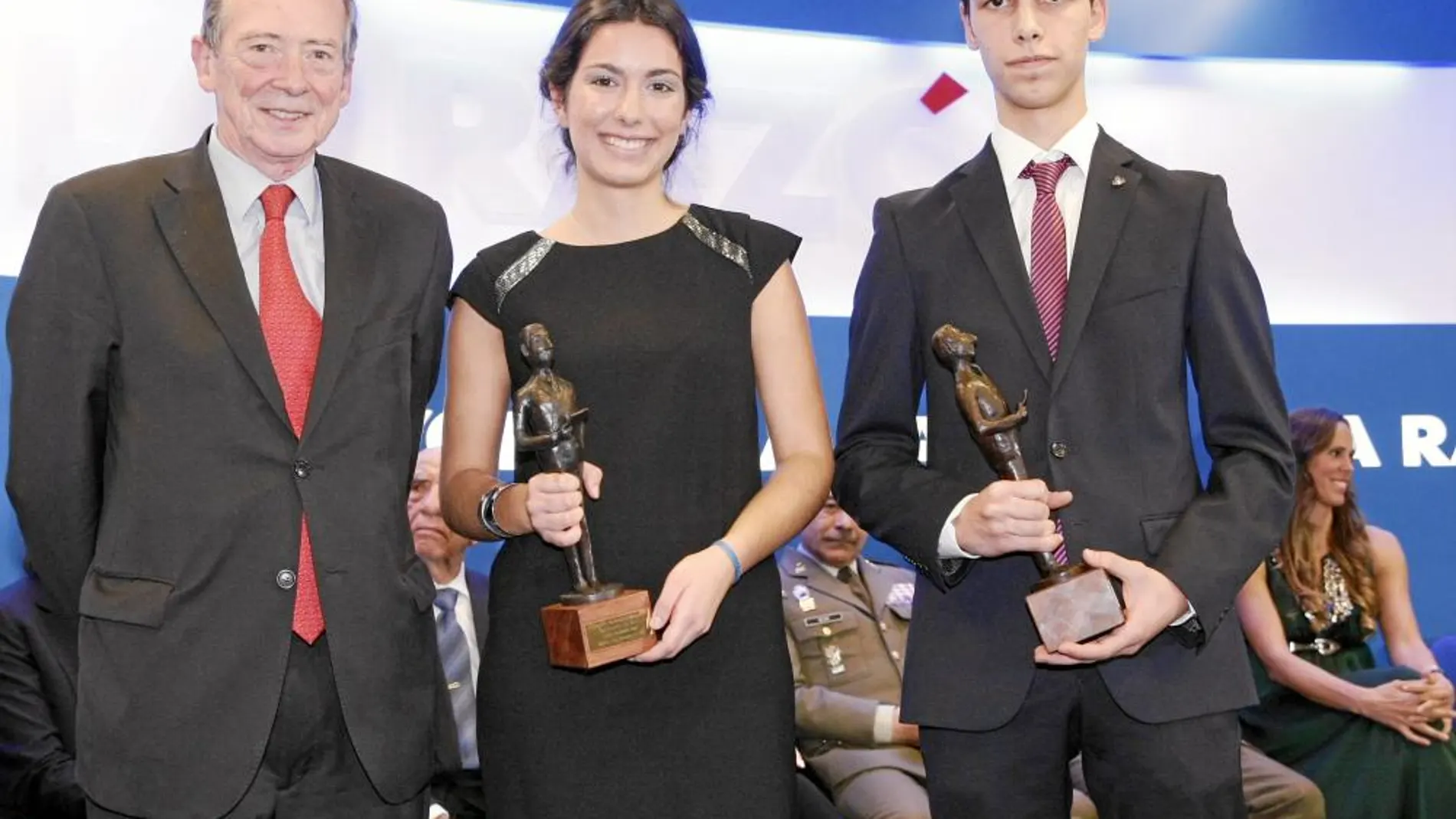 Miguel Villa y Sara Moreno, ganadores del galardón el pasado año, junto a José Manuel Blecua, director de la RAE