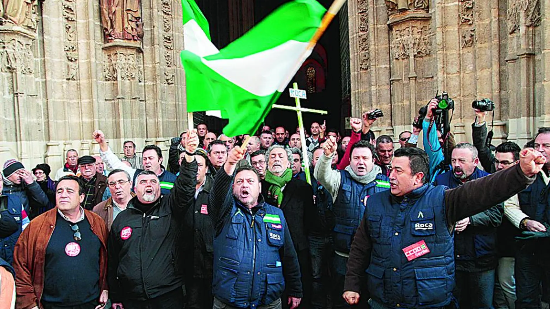 El defensor del Pueblo, José Chamizo, acompañó a los empleados al salir de la Catedral