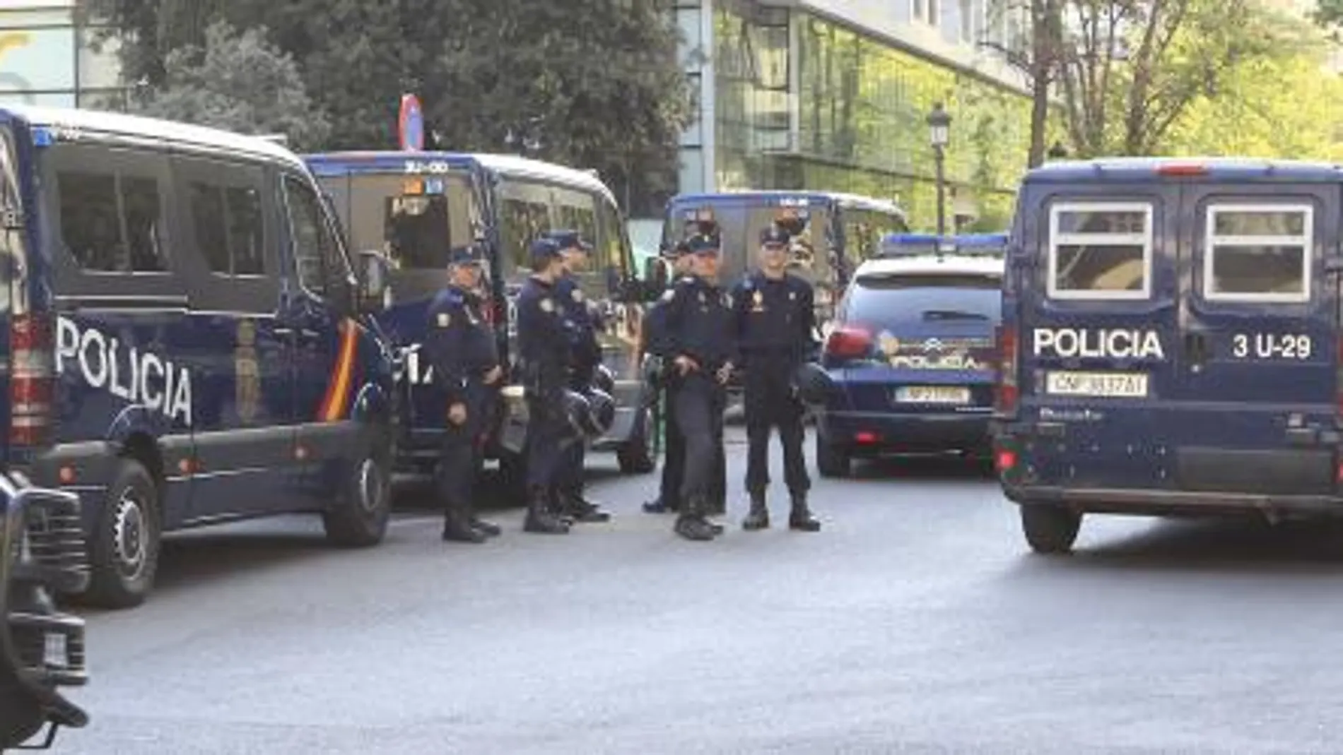 Efectivos policiales en una calle de Madrid.