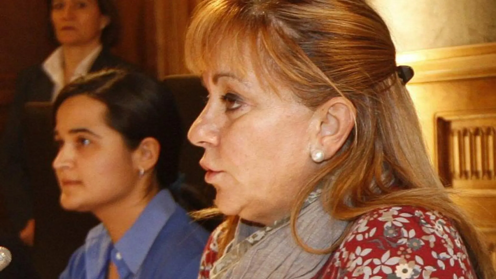 Isabel Carrasco junto a una de las detenidas por su asesinato, Montserrat Triana Martínez González