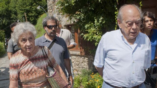 El expresidente catalán Jordi Pujol (d) y su mujer, Marta Ferrusola, en la localidad gerundense de Queralbs, donde tiene una residencia vacacional