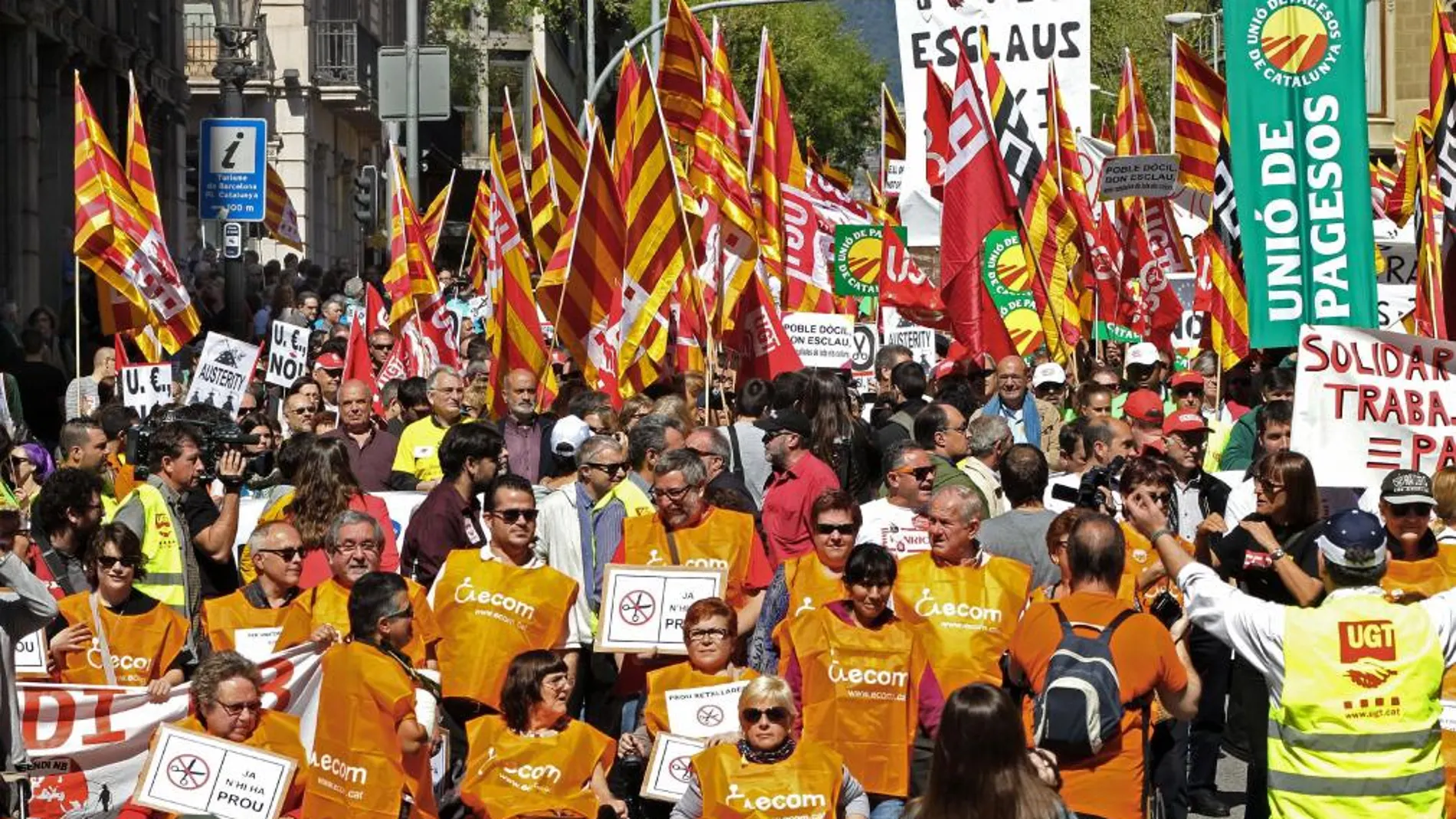Manifestantes de ERC protestan contra los recortes del Gobierno de Mas que ellos mismos apoyaron en el Parlament