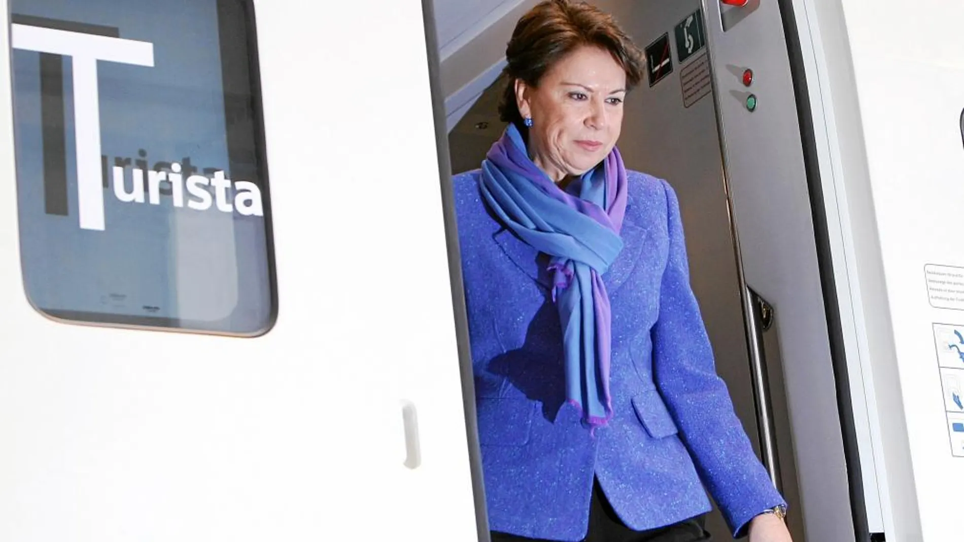 Magdalena Álvarez, ex ministra de Fomento, durante una visita a la fábrica de AVE en Málaga