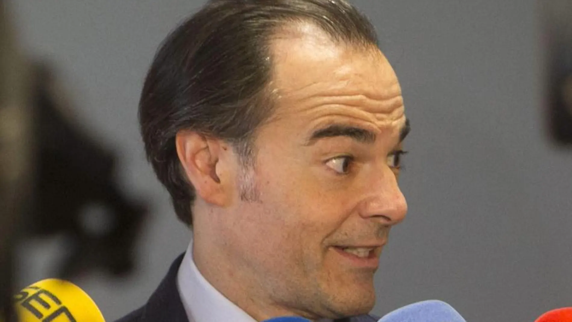 El conseller de Sanidad, Manuel Llombart, informa a la prensa sobre el paciente que se encuentra aislado en el hospital La Fe de Valencia.