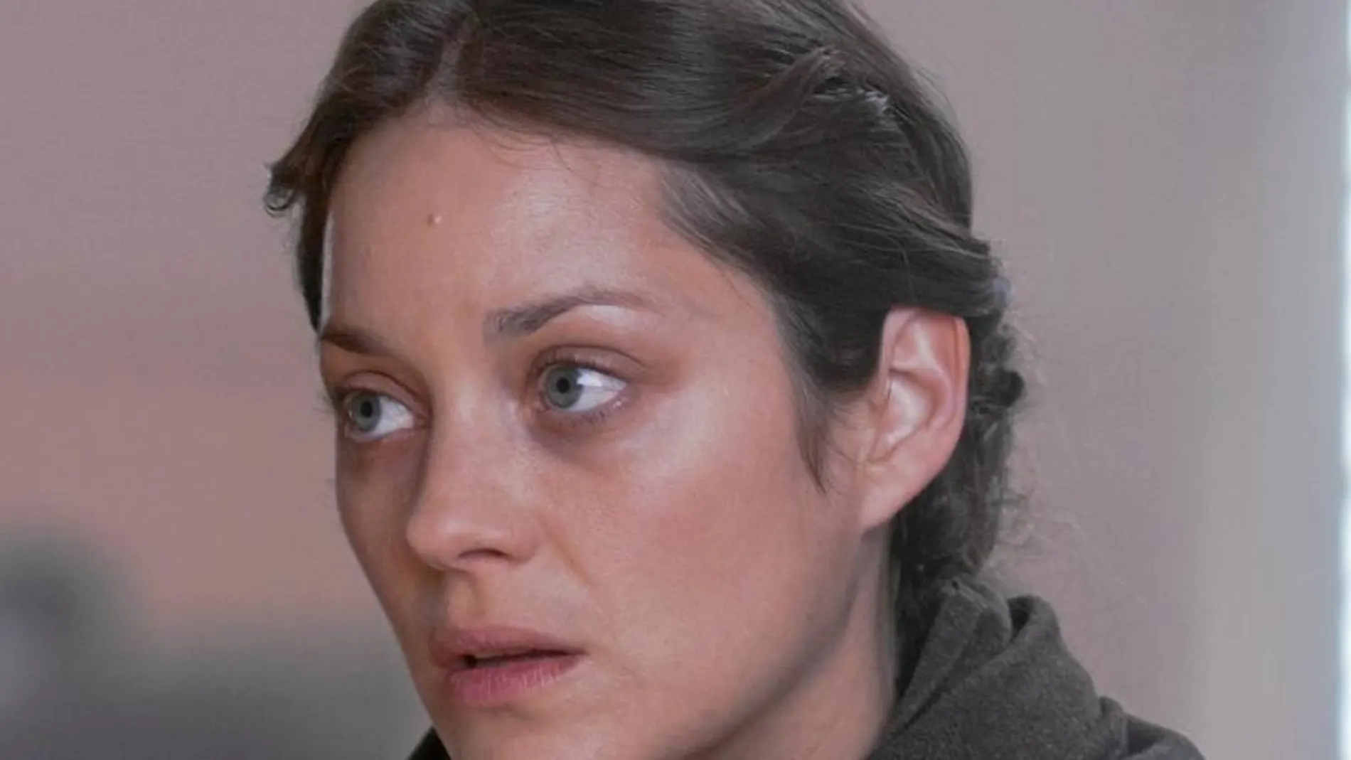 Ewa (Marion Cotillard) vive una dura experiencia al llegar