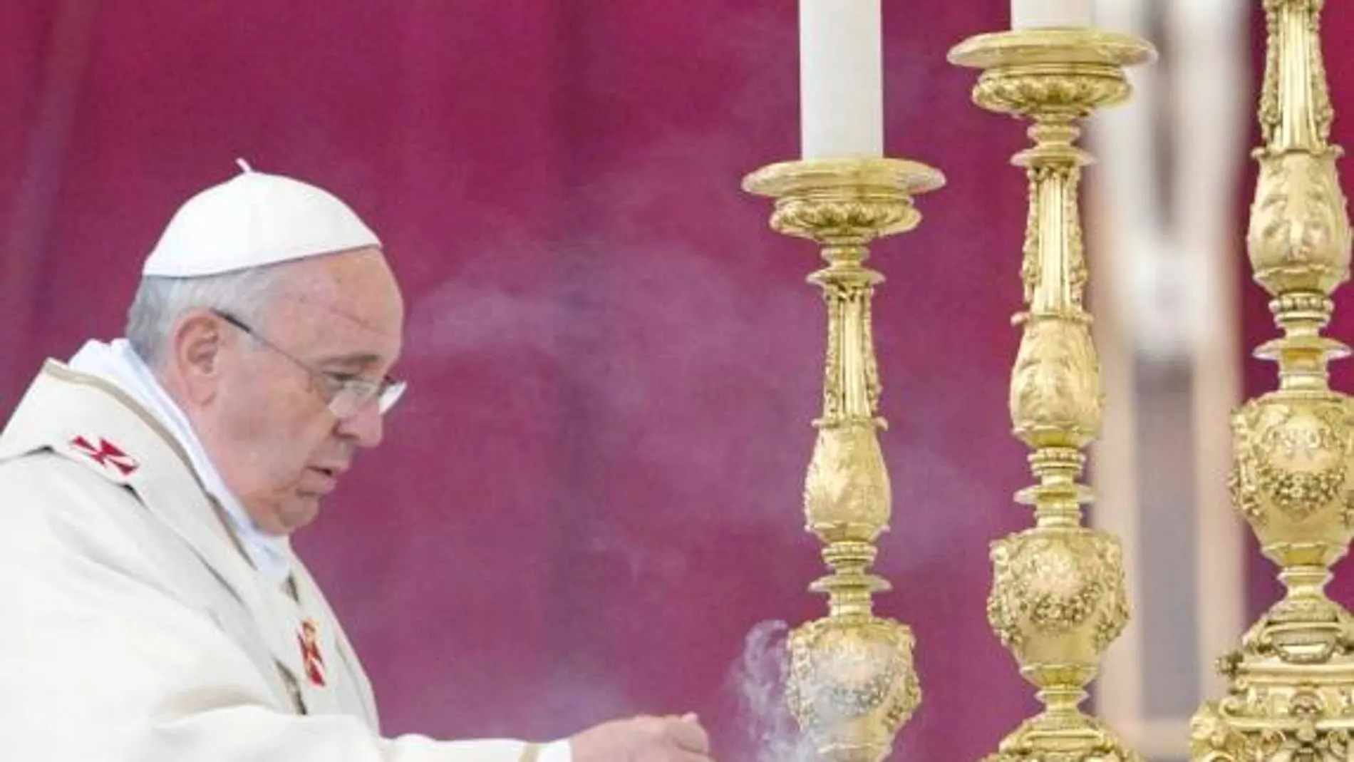 Francisco incensando, ayer, el altar durante la celebración de la doble canonización