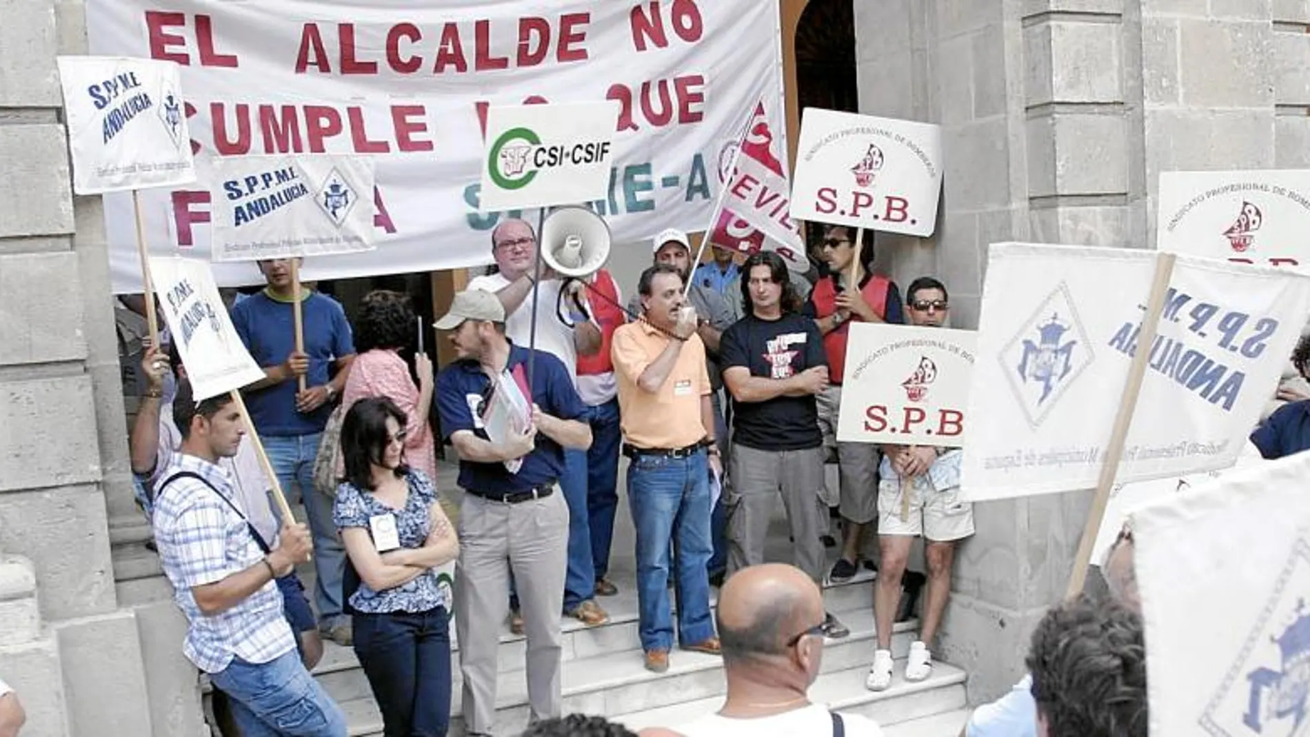 Los ayuntamientos, que son los que tienen el problema social y quienes dan la cara ante el ciudadano, han seguido sufragando los servicios