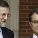 Mariano Rajoy saluda a Artur Mas, momentos antes de la reunión mantenida en La Moncloa en 2012.