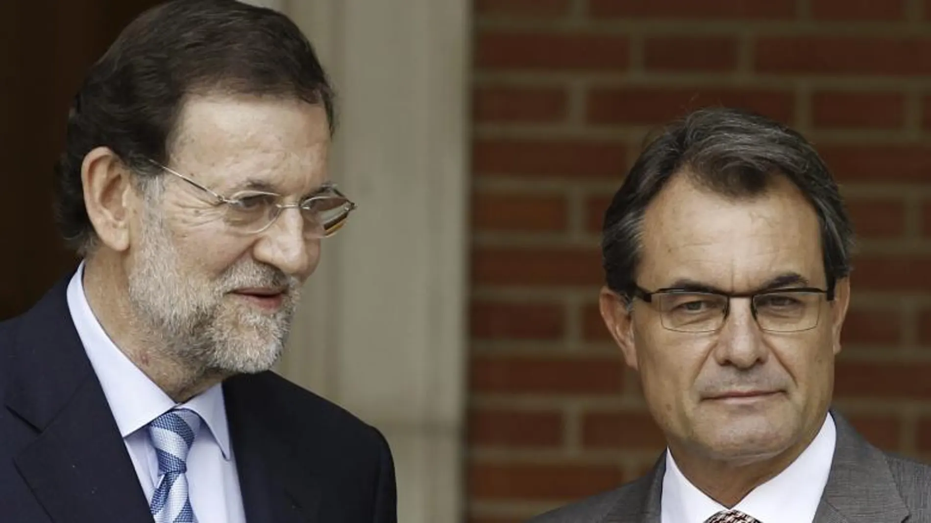 Mariano Rajoy saluda a Artur Mas, momentos antes de la reunión mantenida en La Moncloa en 2012.