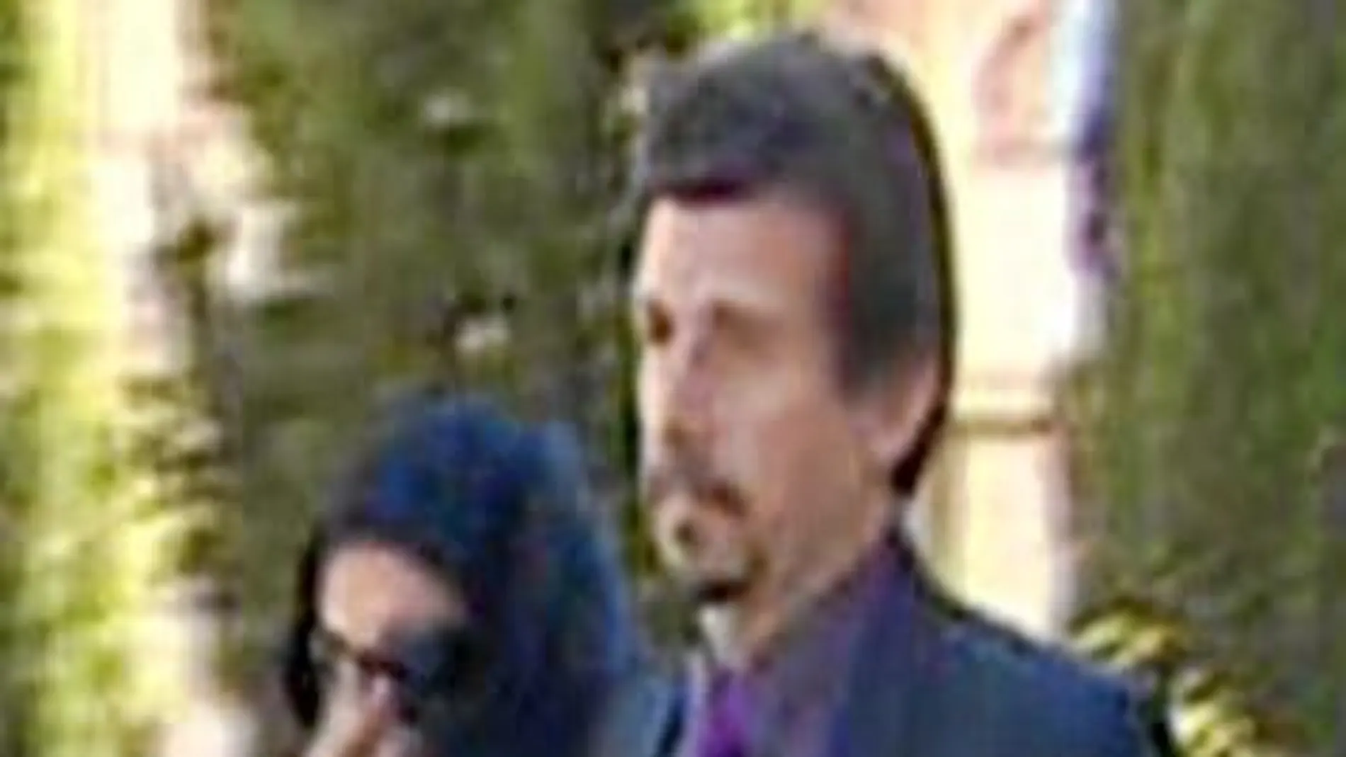 El profesor Andrés Díez acudió a Plaza Castilla para realizar su declaración junto a su hijastra