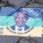 La lluvia salpica un cartel de Nelson Mandela en el estadio de Johannesburgo