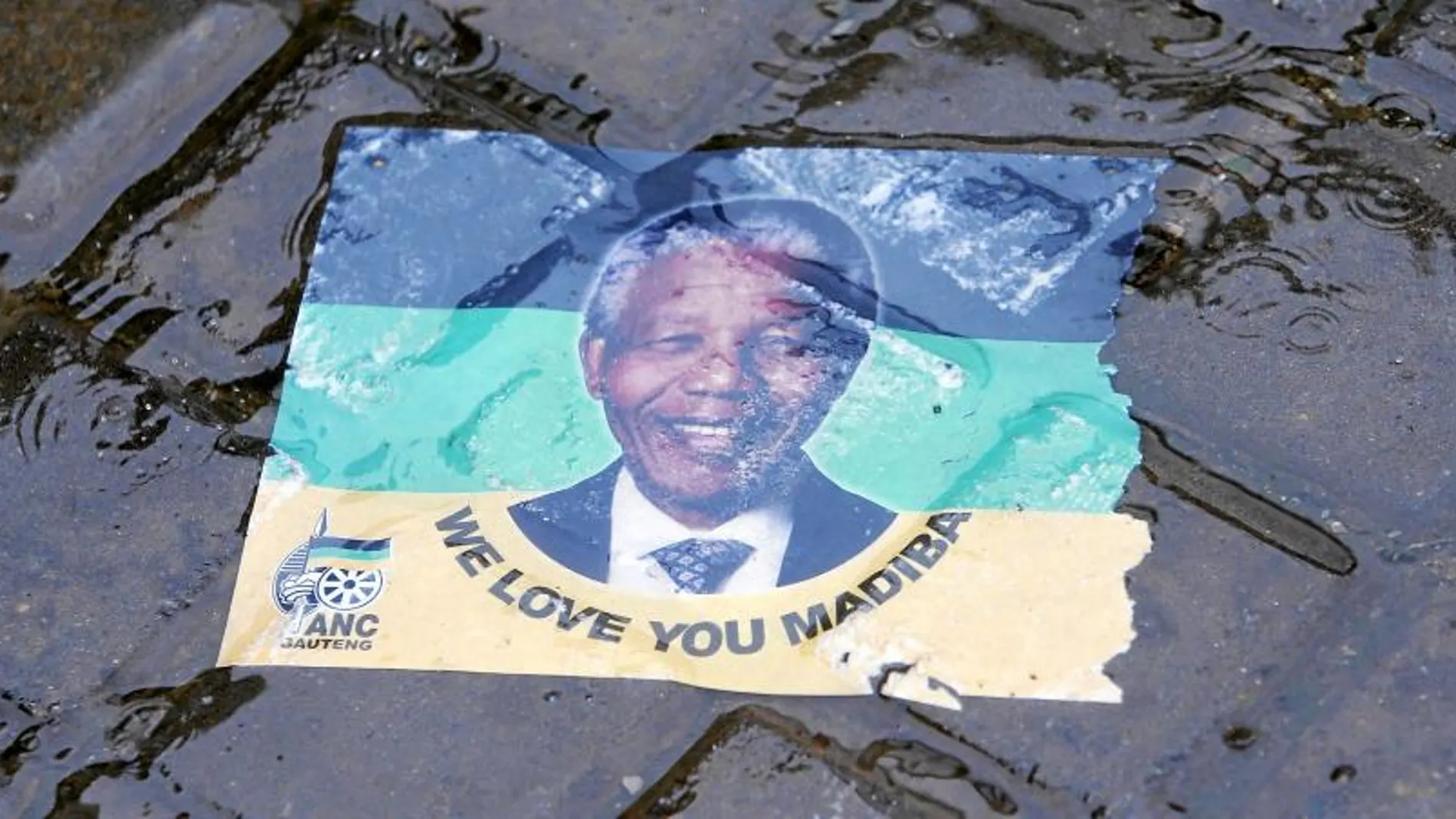La lluvia salpica un cartel de Nelson Mandela en el estadio de Johannesburgo