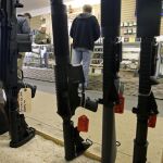 Usuarios comprando armas en una tienda en Phoenix (Arizona).