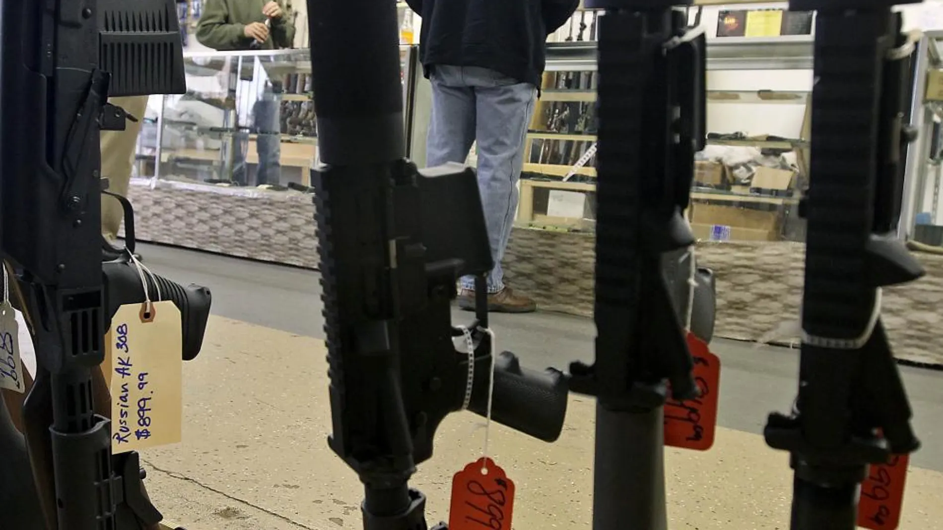 Usuarios comprando armas en una tienda en Phoenix (Arizona).
