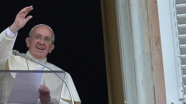 El Papa Francisco saluda a los fieles antes de oficiar el rezo del Ángelus desde un balcón de su apartamento sobre la Plaza de San Pedro del Vaticano