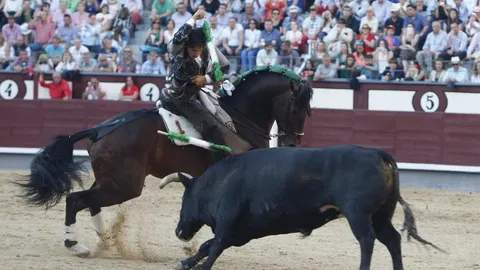 Ventura clava una banderilla al cuarto, del que cortó una oreja, a lomos de «Nazarí»