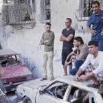 Palestinos observan los destrozos provocados por un ataque israelí en Rafah
