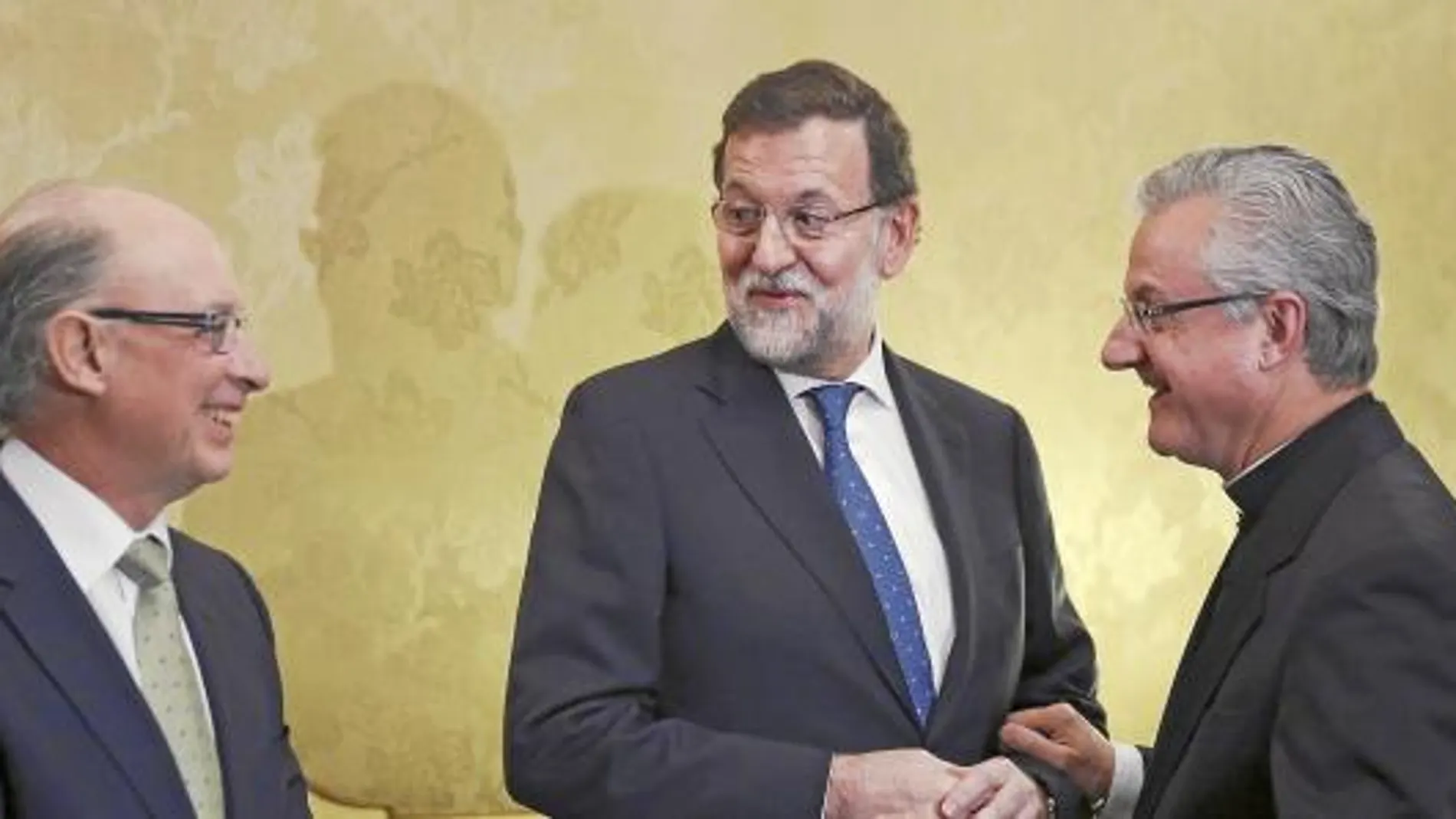 Mariano Rajoy, al que acompañaba el ministro Cristóbal Montoro, mantuvo un encuentro con Monseñor Joan Enric Vives, arzobispo de la Seo de Urgell y Copríncipe (junto al presidente de la República francesa) de Andorra.