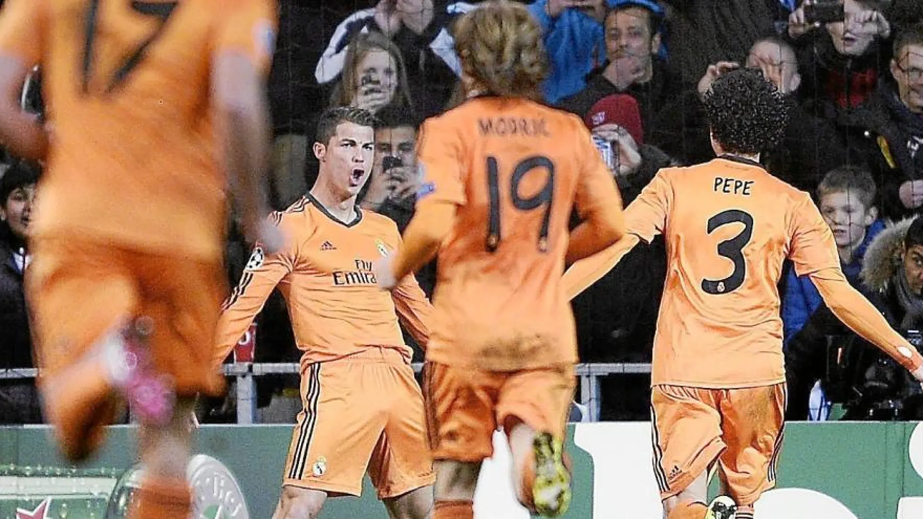 Pepe y Modric corren a felicitar a Ronaldo por su gol y por su récord
