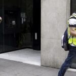 Efectivos de la Guardia Civil durante el registro llevado a cabo hoy en las oficinas de Adif en Madrid.