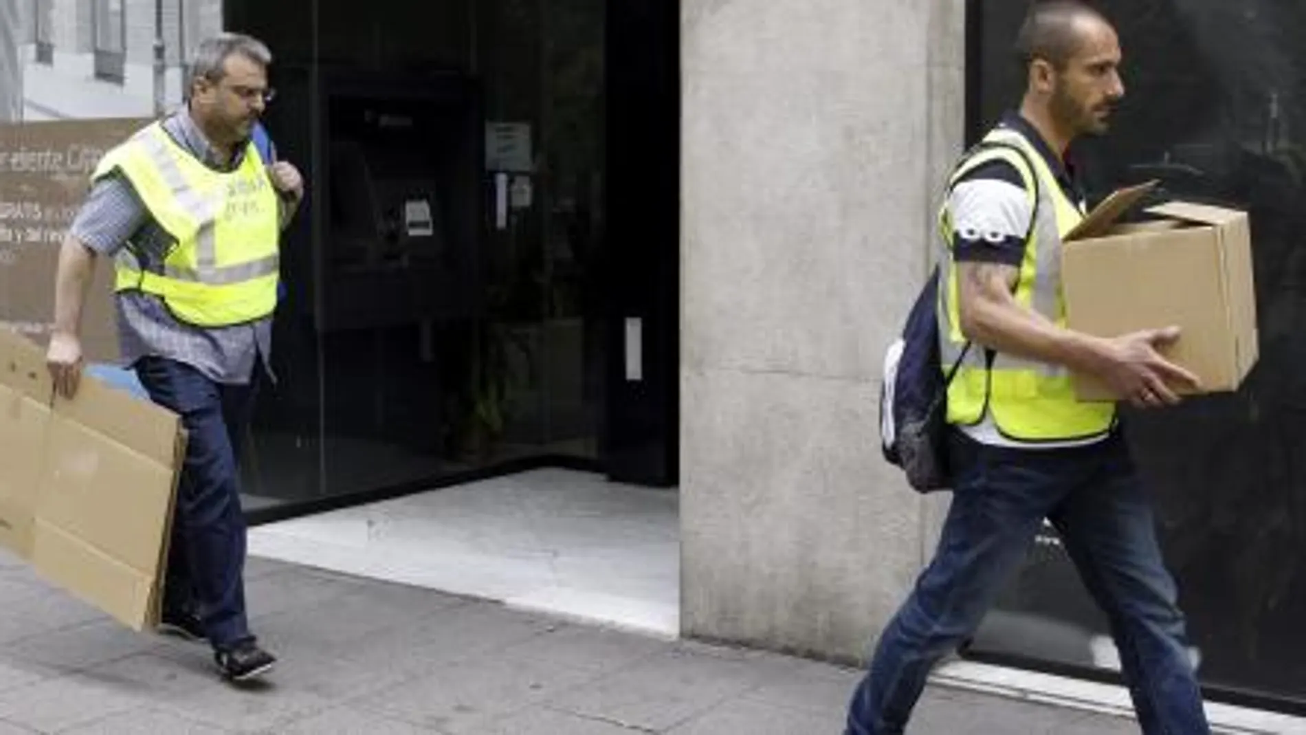 Efectivos de la Guardia Civil durante el registro llevado a cabo hoy en las oficinas de Adif en Madrid.