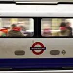 Pasajeros viajan en un vagón de tren en una estación de metro en Londres (Reino Unido)